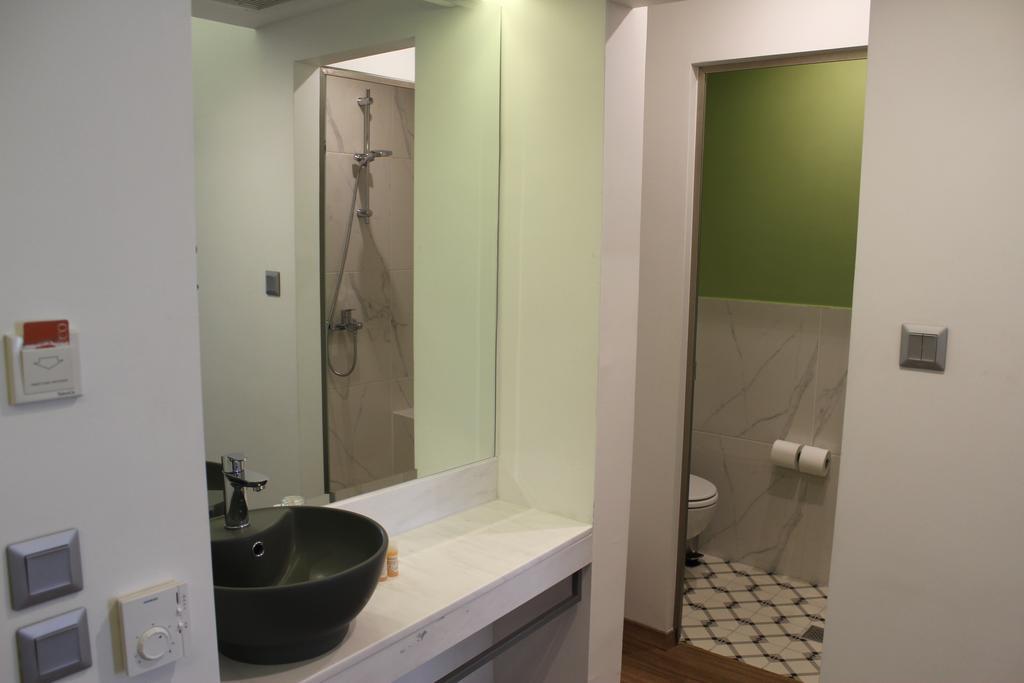 Hotel El Greco bathroom 1.jpg