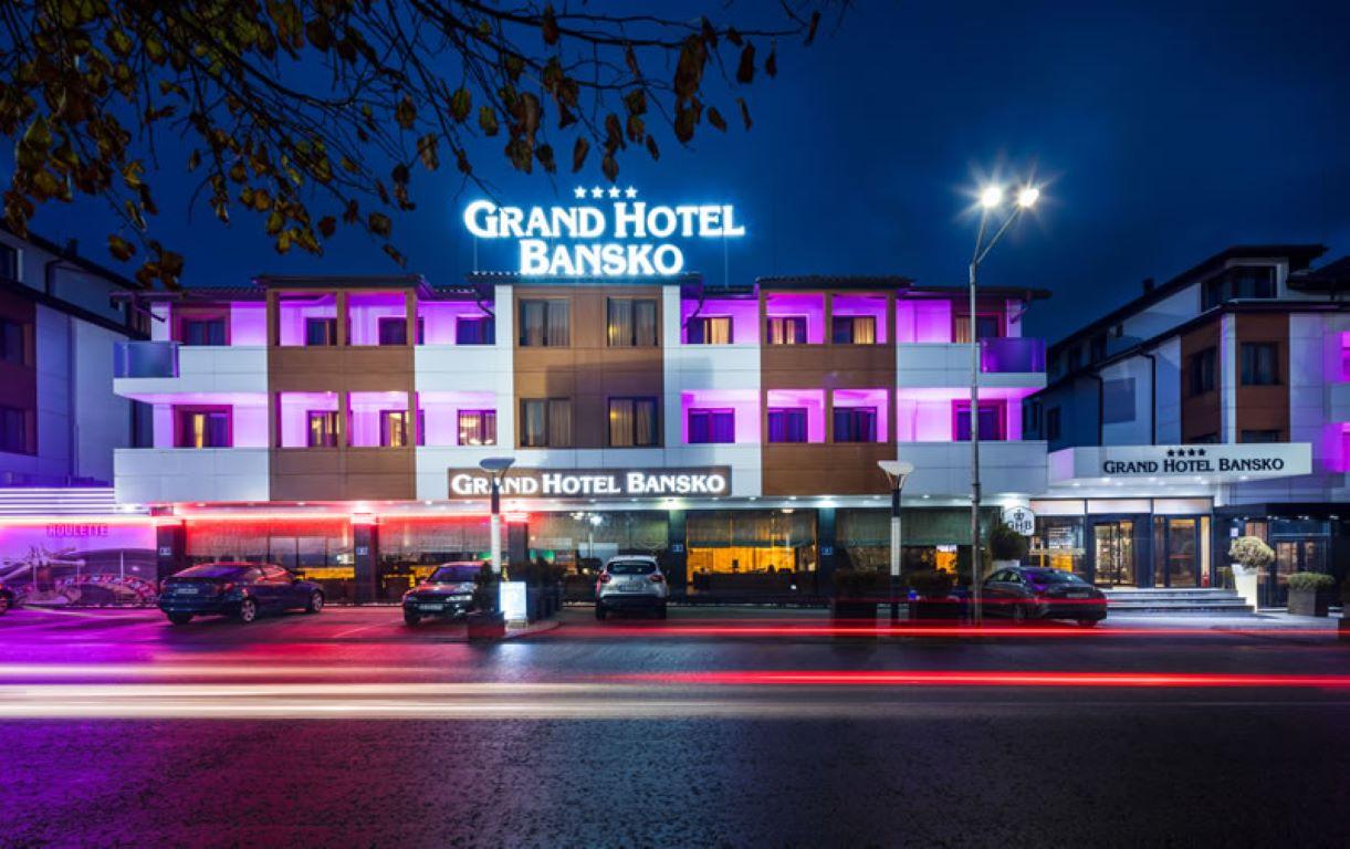 Grand Hotel Bansko - izgled spolja noću.jpg