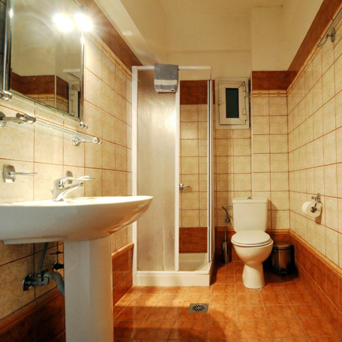 Hotel GL bathroom.jpg