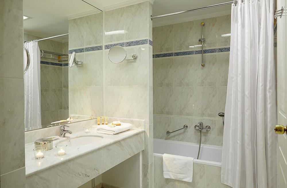 Hotel Mediterranean Palace bathroom 1.jpg