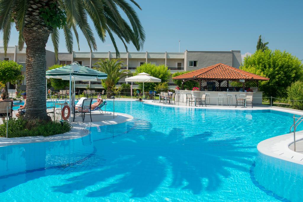Hotel Aethria bar swimming pool 1.jpg