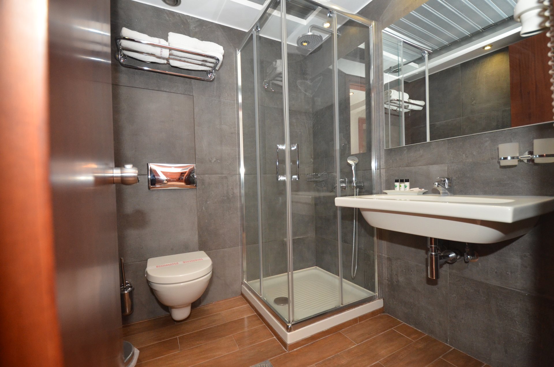Hotel Evilion _ Stilvi bathroom 1.jpg