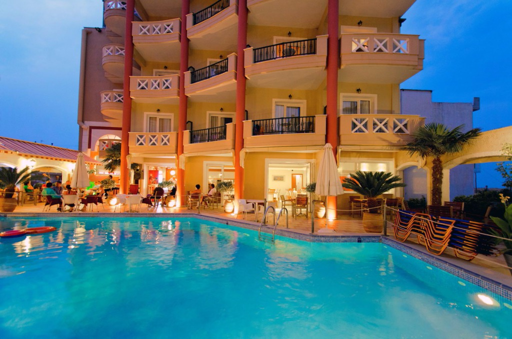 Hotel Evilion _ Stilvi pool.jpg