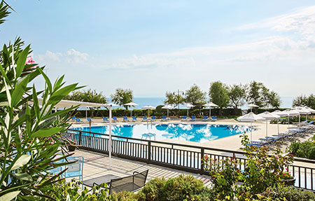 Grecotel Grand Hotel Egnatia bazen i bar na bazenujpg.jpg