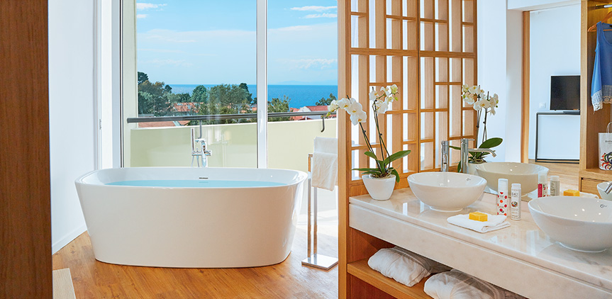 Hotel Grecotel Margo Beach Junior suite side sea view with open bath 1.jpg