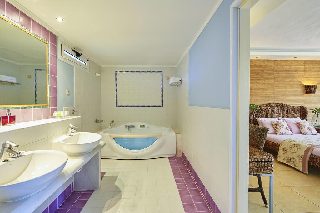 Hotel Ilio Mare honeymoon suites bathroom.jpg