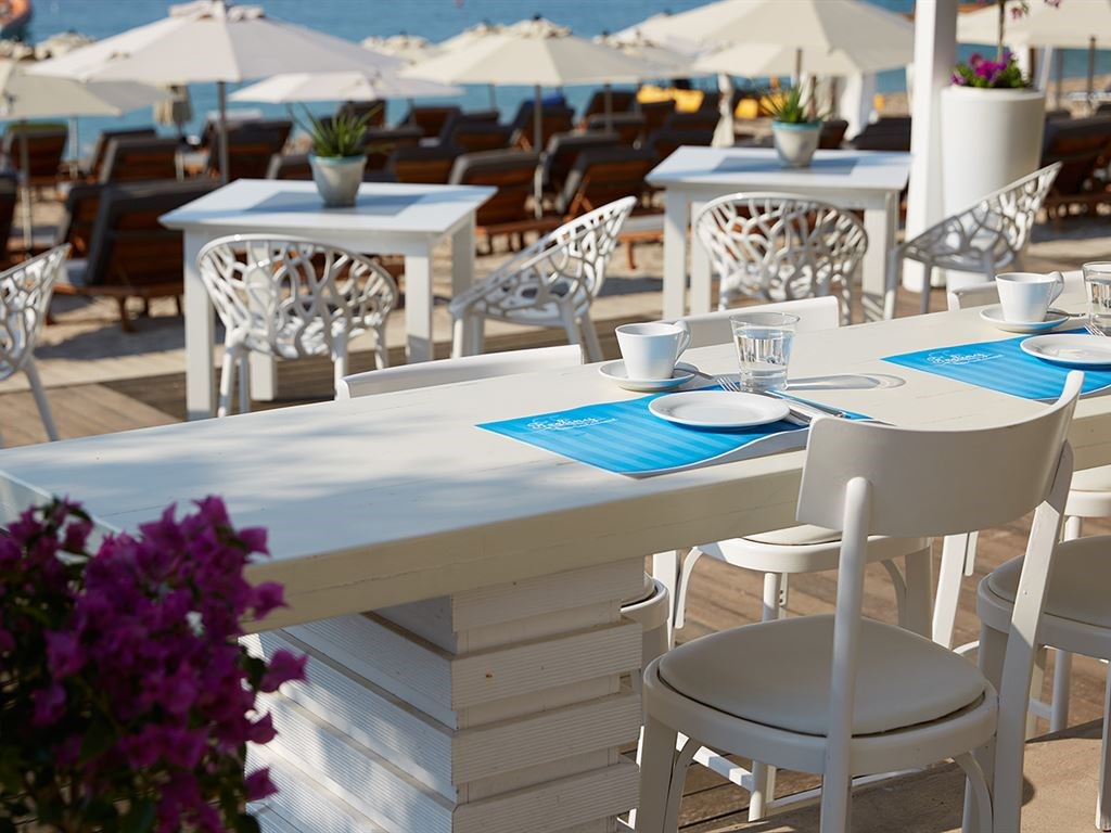 Hotel Lichnos Beach restaurant 2.jpeg