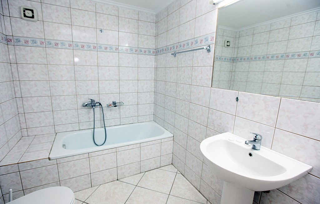 Hotel Aloe bathroom 1.jpg