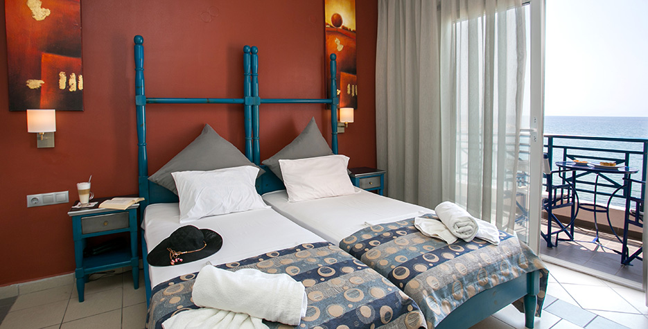 Hotel Thalassies twin beds.jpg
