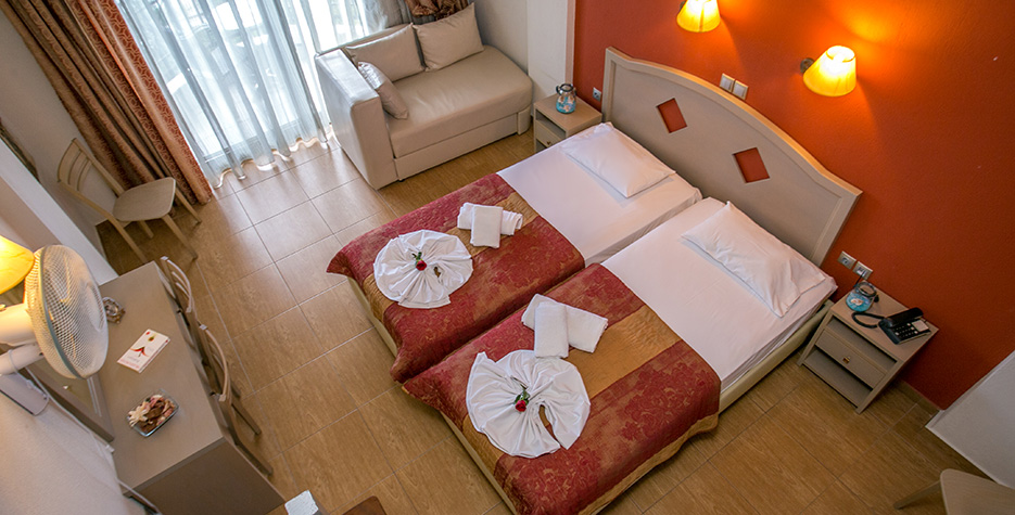 Hotel Thalassies Nouveau room with twin beds.jpg