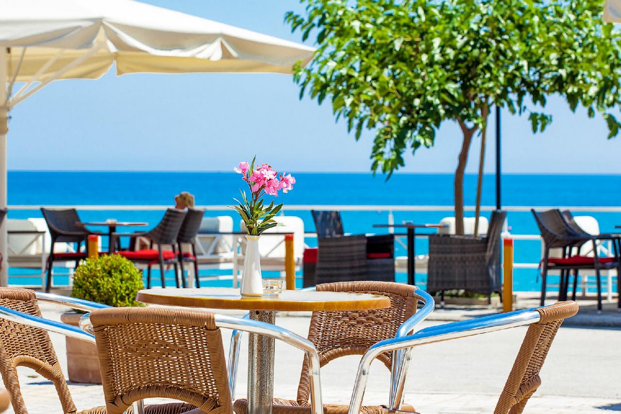 Hotel Xenios Dolphin Beach bar.jpg