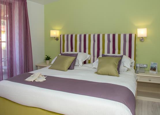 Korina Hotel - pogled na bračni krevet.jpg