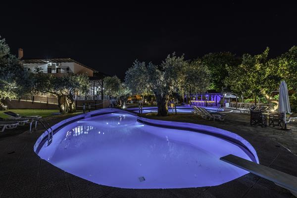 Natasa Hotel Thassos - okolina bazena noću.jpg