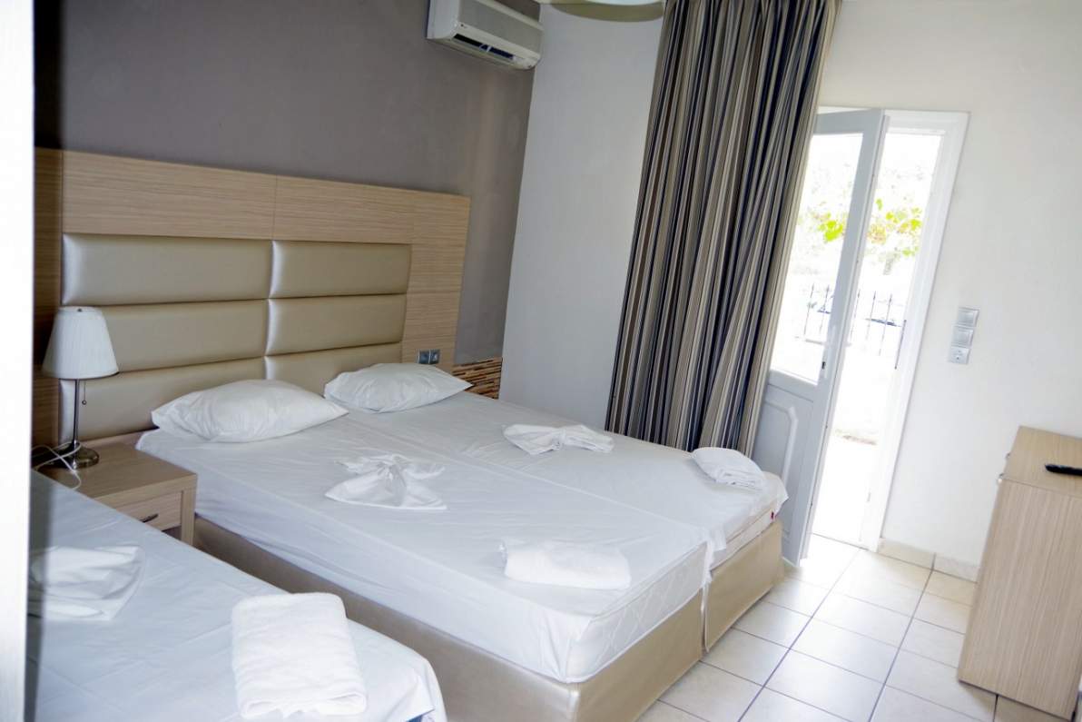Sunrise Beach hotel - kreveti u sobi.jpg