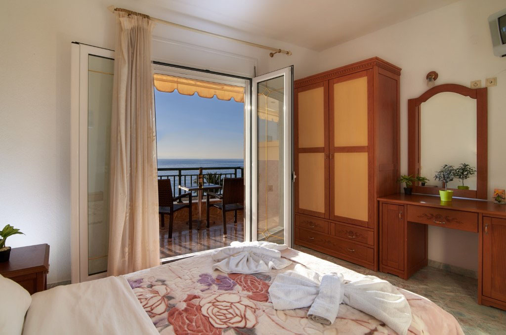 Toroni Blu Sea hotel - Family With Kitchen soba - Soba i njen pogled na more iz drugog ugla.jpg