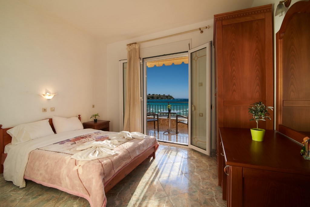 Toroni Blu Sea hotel - Family With Kitchen soba - Soba i njen pogled na more.jpg