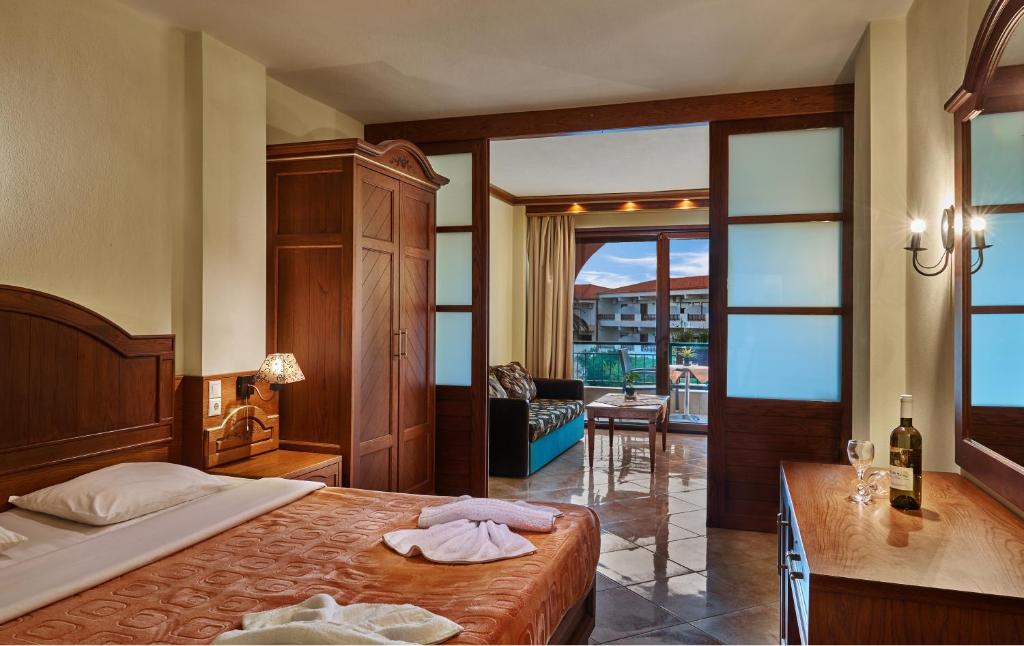 Toroni Blu Sea hotel - Family soba - veliki bračni krevet.jpg