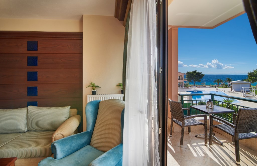 Toroni Blu Sea hotel - Suite soba - pogled na balkon.jpg