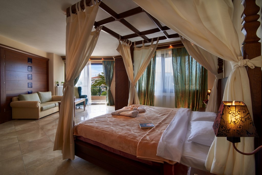 Toroni Blu Sea hotel - Suite soba - veliki bračni krevet i drugi nameštaj sobe iz drugog ugla.jpg
