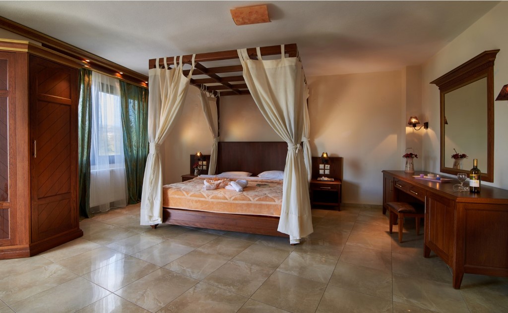 Toroni Blu Sea hotel - Suite soba - veliki bračni krevet i drugi nameštaj sobe.jpg