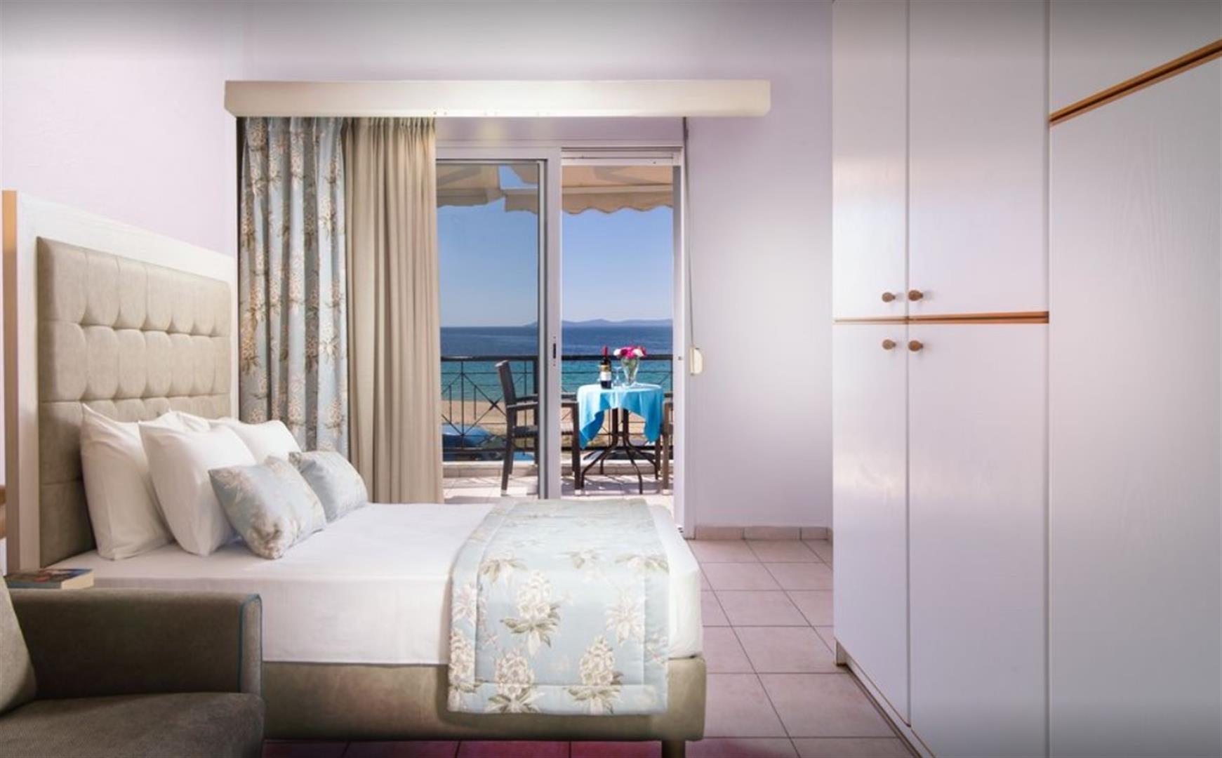 Toroni Blu Sea hotel - Villa Blue Sea - bračni krevet i pogled iz sobe na more.jpg