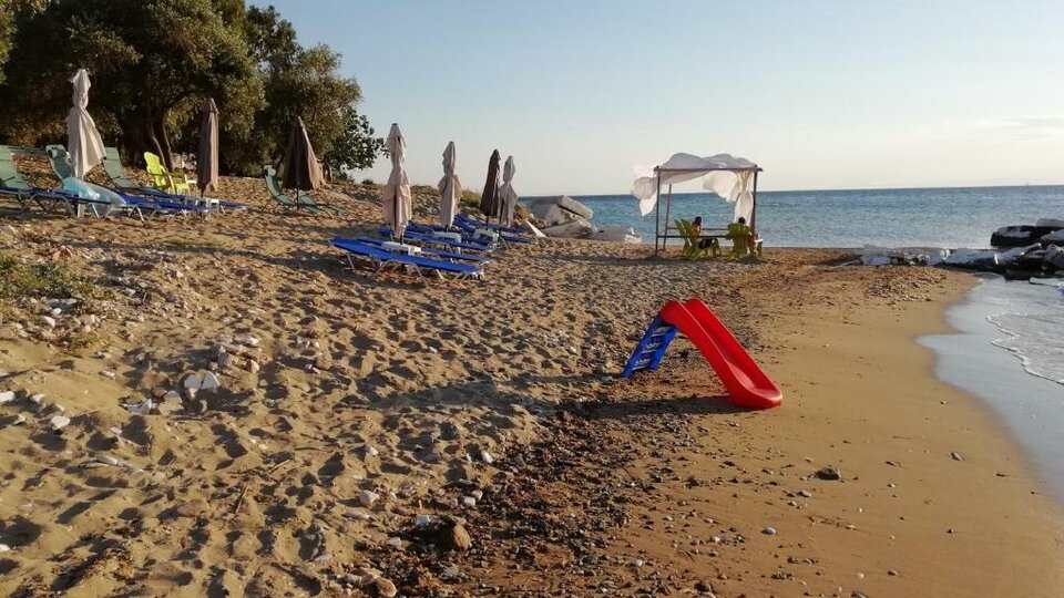 Marti Resort - ležaljke i suncobrani na plaži.jpg