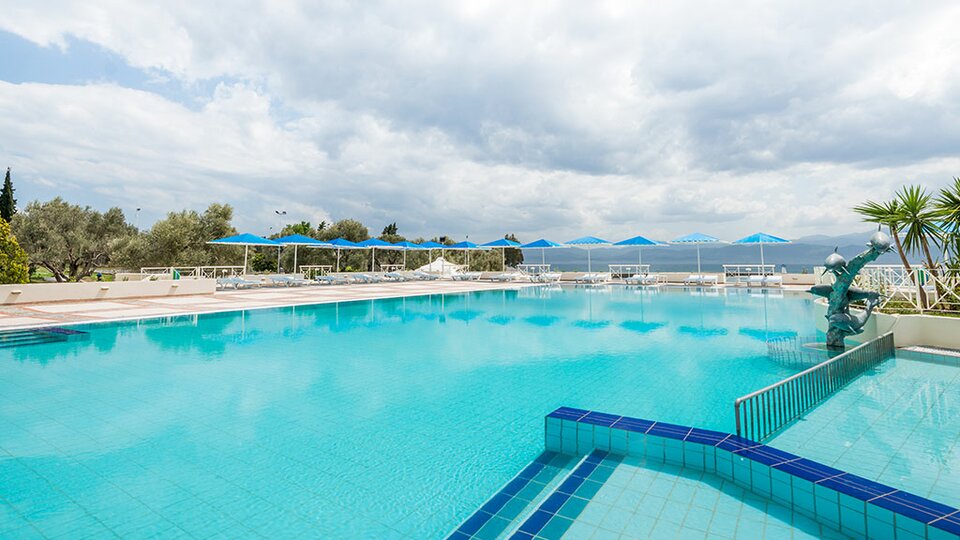 Palmariva Beach Hotel - bazen i lezaljke.jpg