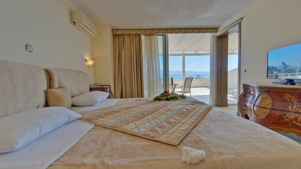Palmariva Beach Hotel - lezajevi u sobi.jpg