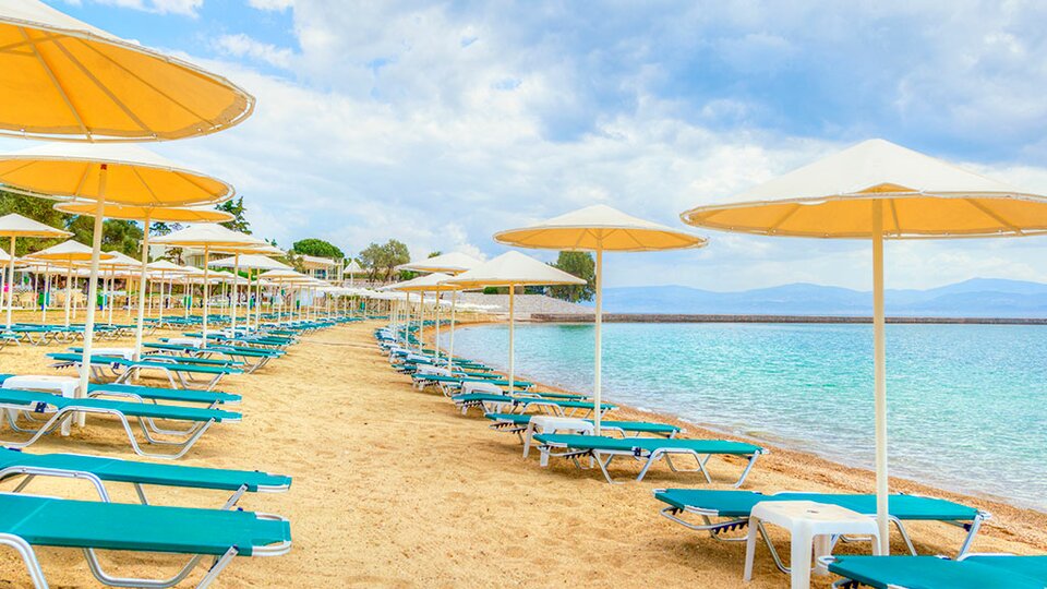 Palmariva Beach Hotel - lezaljke i suncobrani na plaži.jpg