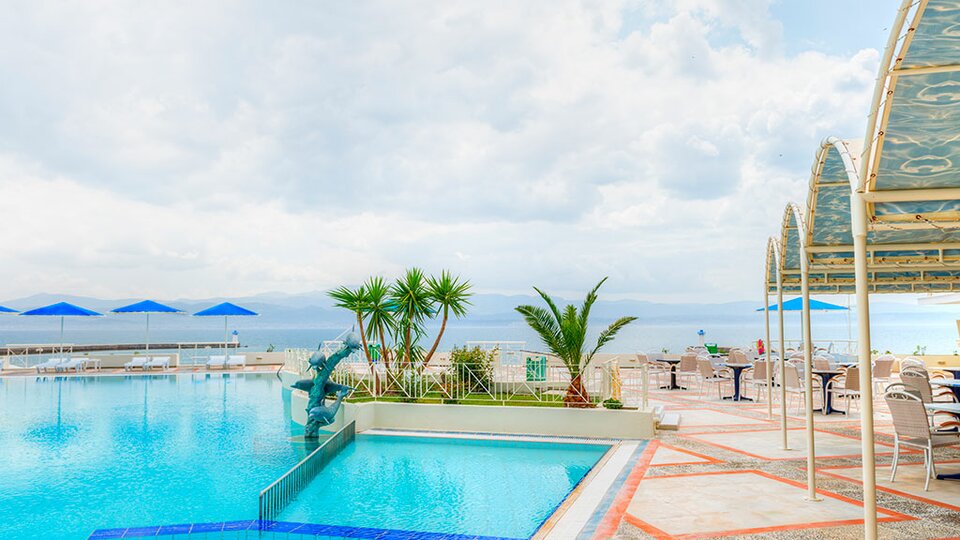 Palmariva Beach Hotel - pogled na bazen i more.jpg