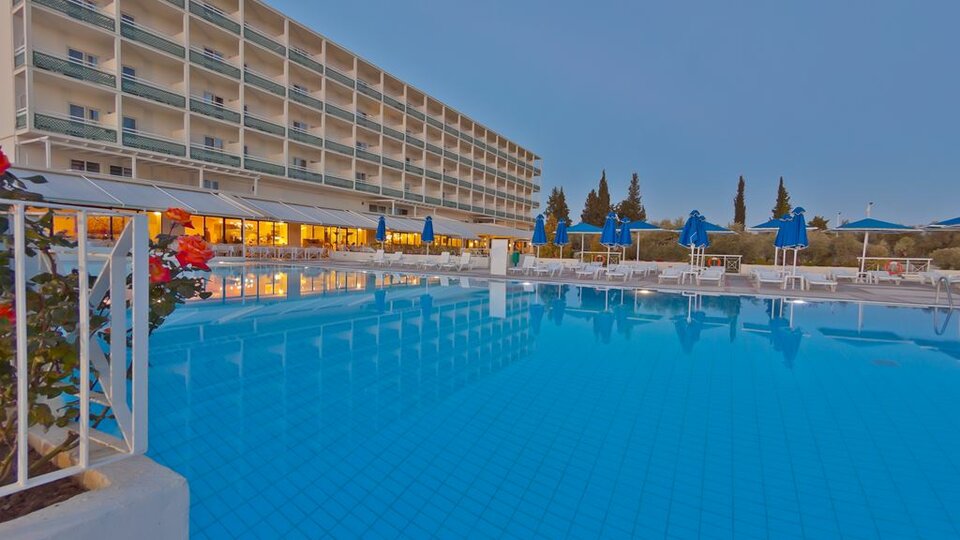 Palmariva Beach Hotel - pogled na bazen.jpg