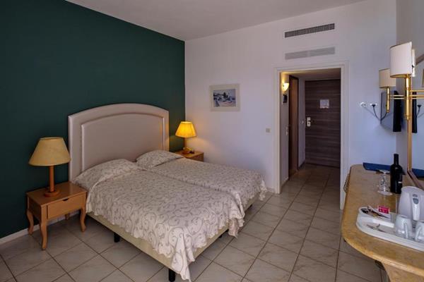 Palmariva Beach Hotel - pogled na sobu.jpg