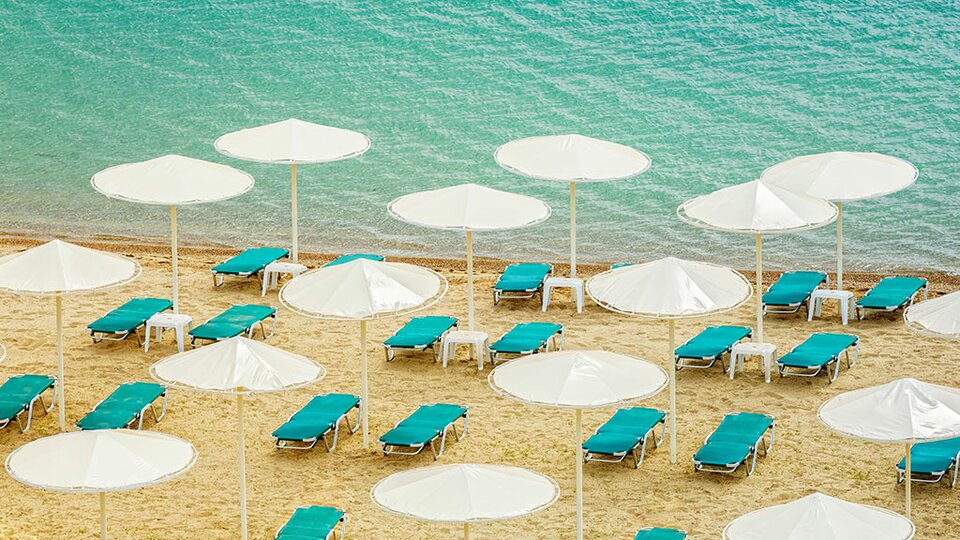 Palmariva Beach Hotel - suncobrani i lezaljke na plazi.jpg