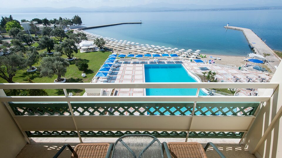Palmariva Beach Hotel - terasa sa pogledom na more.jpg
