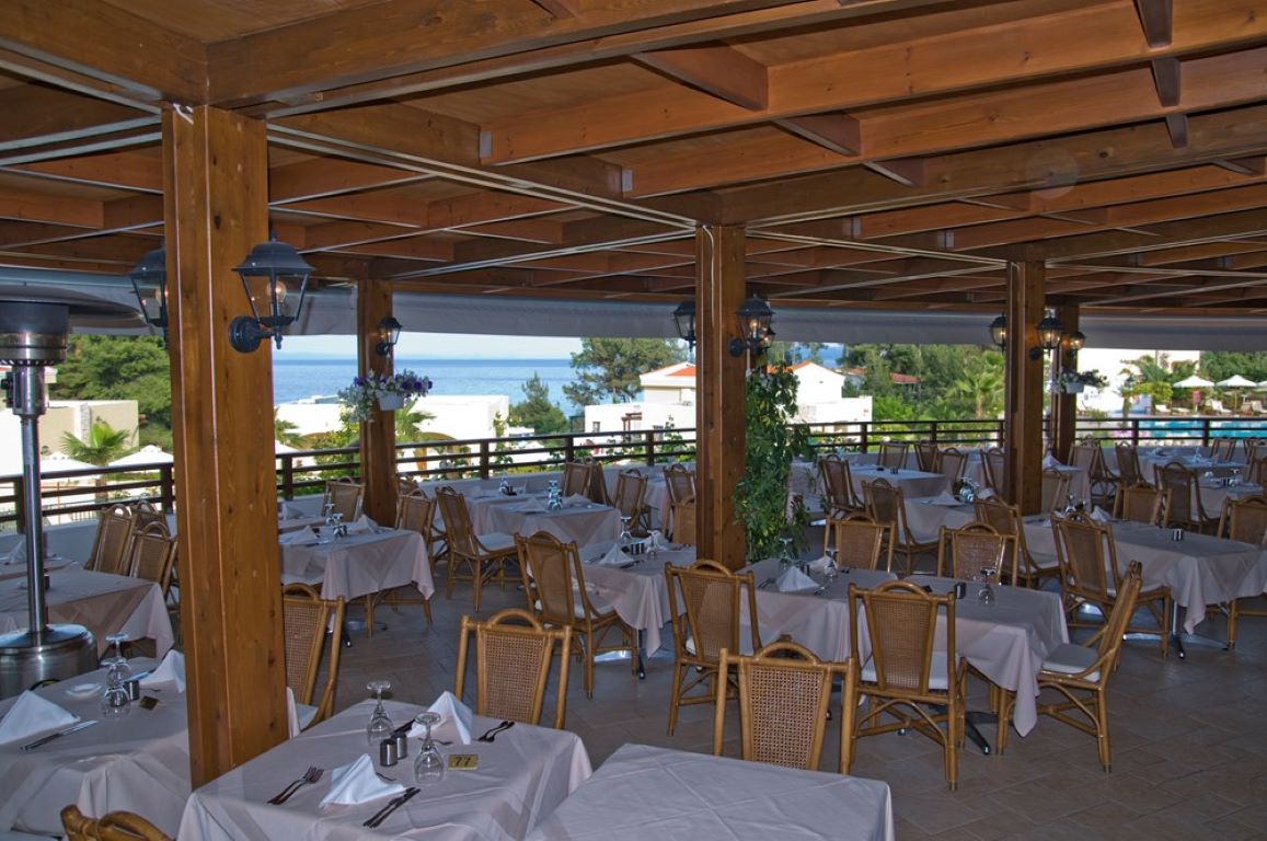 Aegean Melathron-Terasa restorana.jpg