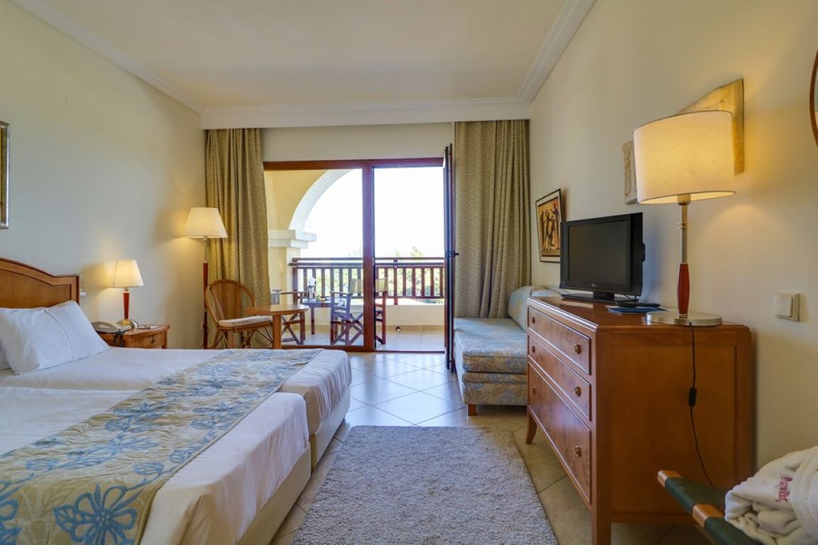 Hotel Aegean Melathron-Junior suite pogled more.jpg