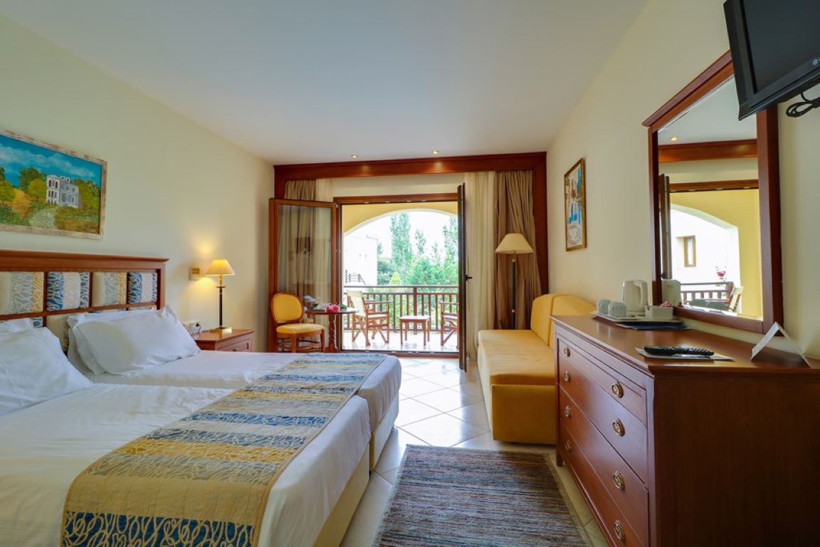 Hotel Aegean Melathron-Standardna soba pogled bazen.jpg