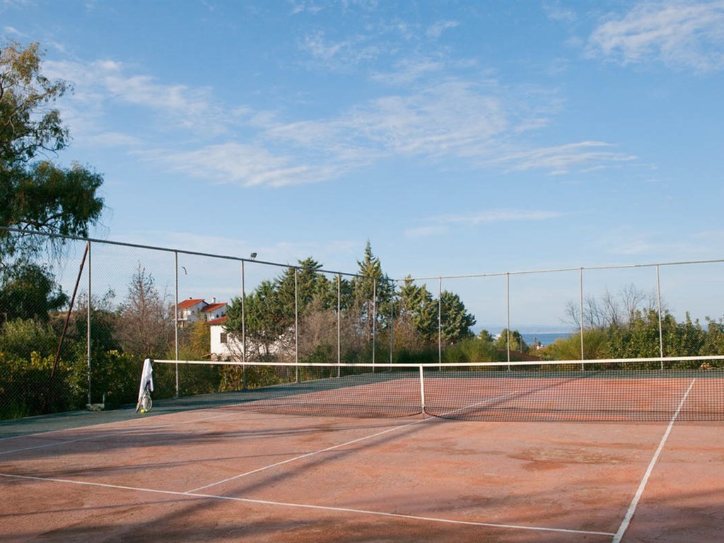 Hotel Daphne Holidays Club tennis court.jpeg