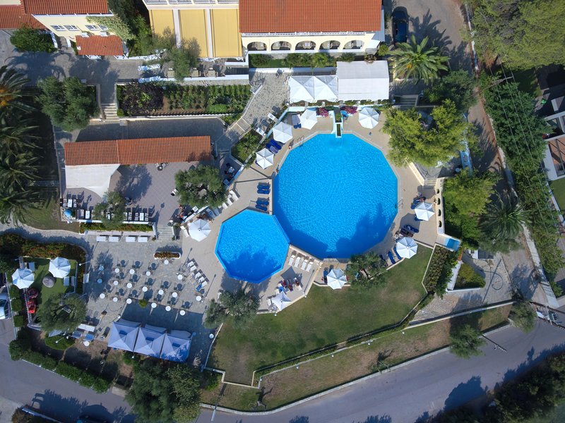 Acrotel Elea Beach - bazen hotela iz ptičje perspektive.jpg