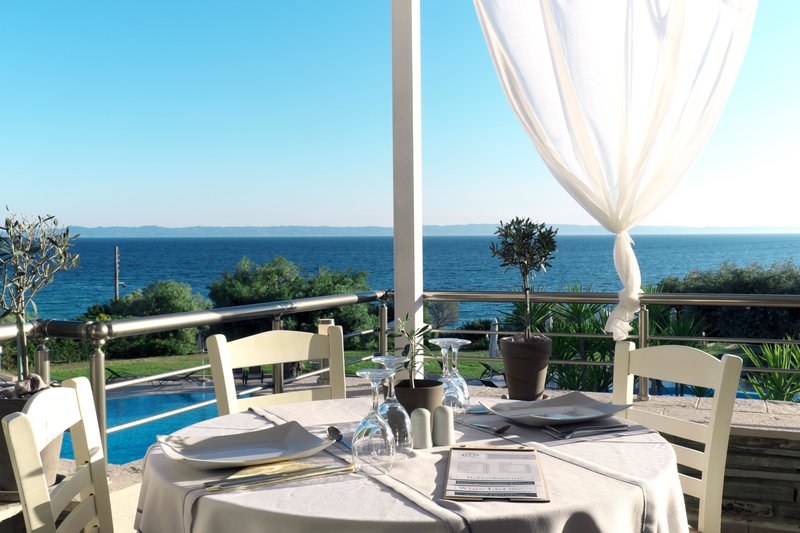Acrotel Elea Beach - pogled sa terase restorana na more.jpg