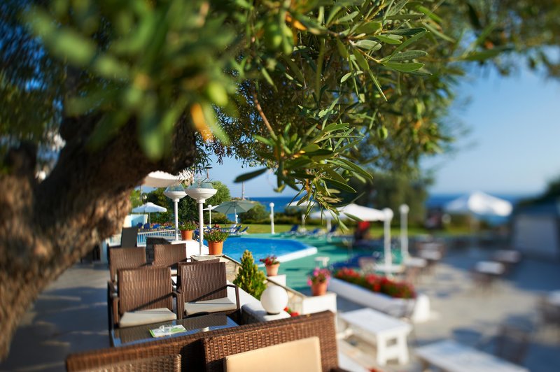 Acrotel Elea Beach - sto i stolice na terasi hotela.jpg