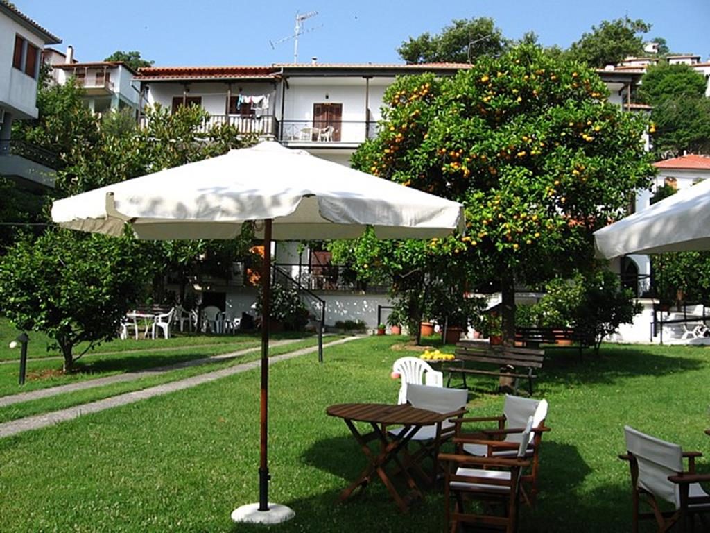 Hotel Eleana Marina garden.jpg