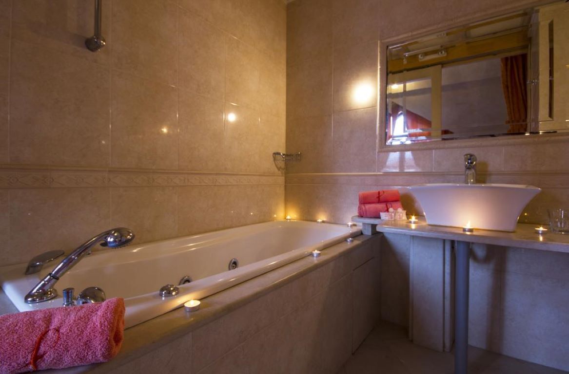Friends Hotel-Lux apartman kupatilo.jpg