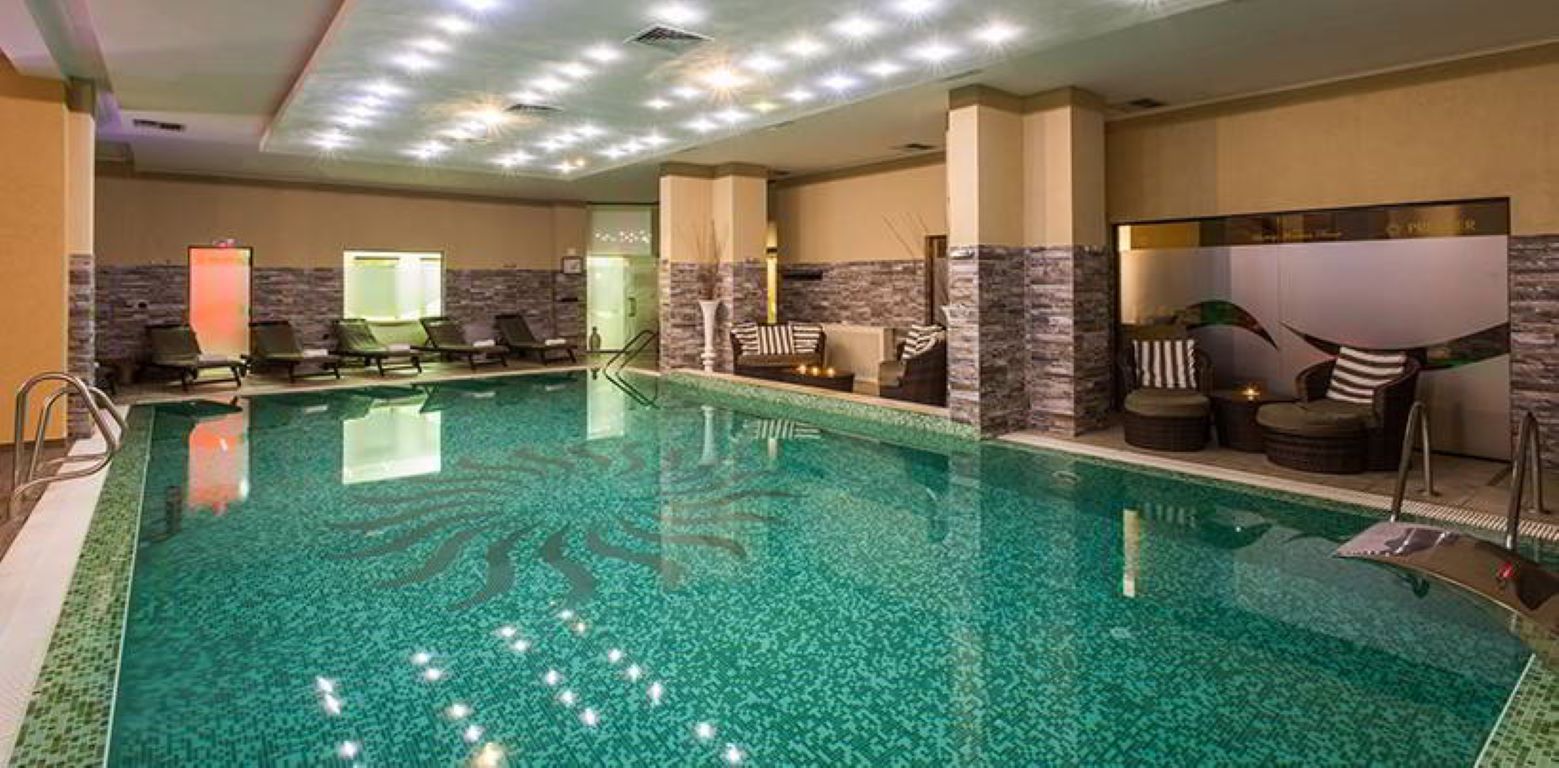 Premier luxury Resort - bazen pri spa centru.jpg