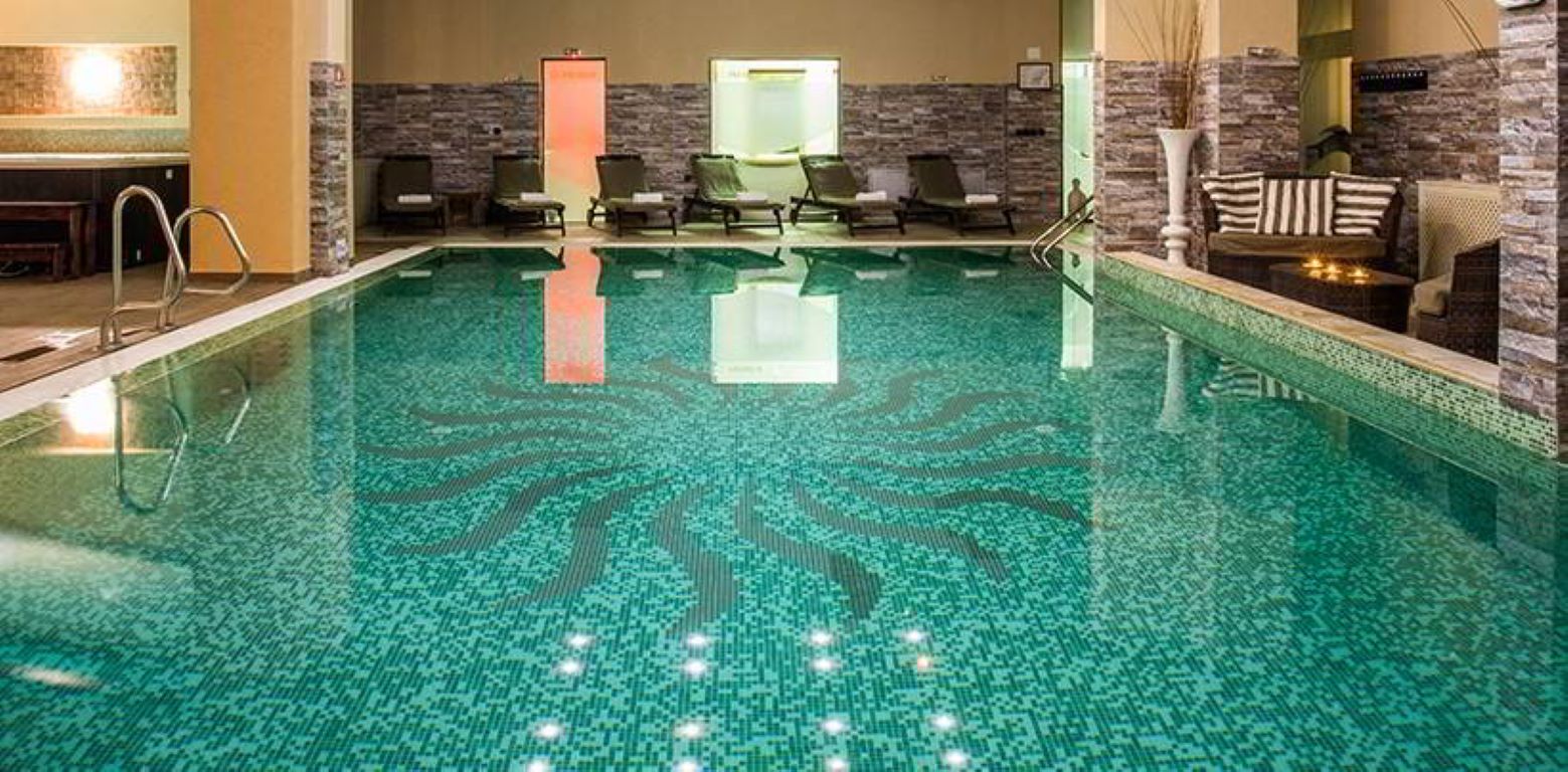 Premier luxury Resort - bazen u spa centru.jpg