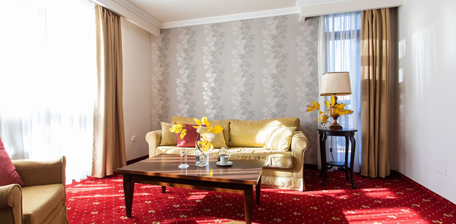 Premier luxury Resort - family suite - deo za sedenje.jpg