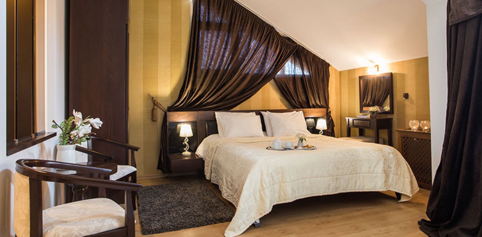 Premier luxury Resort - honeymoon suite - francsuki ležaj.jpg