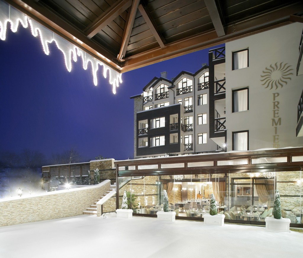 Premier luxury Resort - izgled spolja pod snegom.jpg