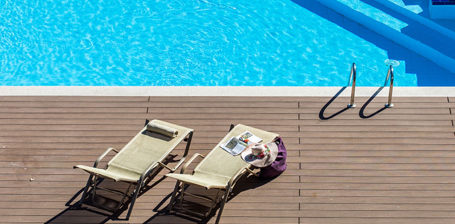Premier luxury Resort - ležaljke pored bazena.jpg