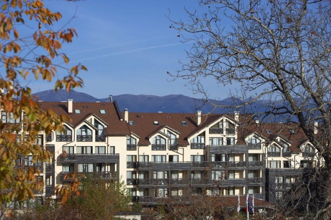 Premier luxury Resort - pogled na hotel i planinu Pirin.jpg